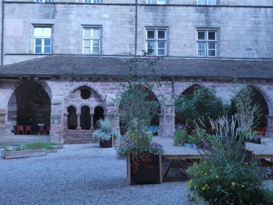 Au cloître de l&rsquo;abbaye – Luxeuil&nbsp;(70)